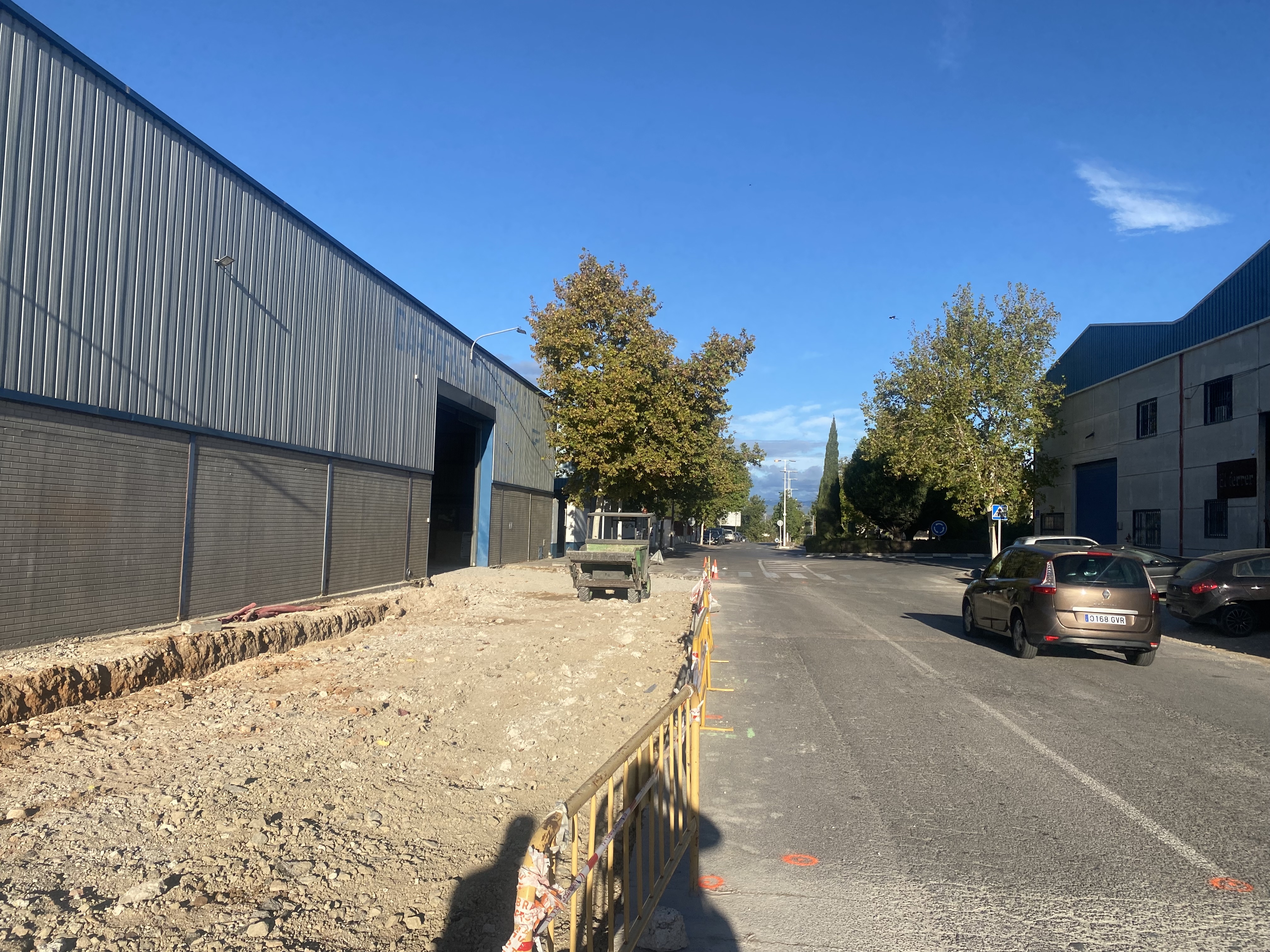 Ampliación de aceras y aparcamientos, según se está ejecutando. Foto: AEPIPRA - 