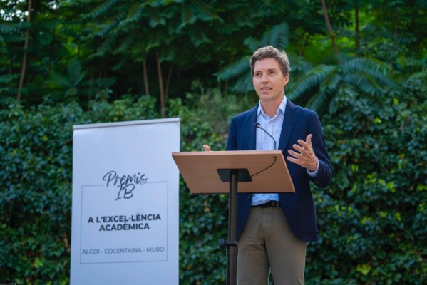El emprendedor Iñaki Berenguer crea una fundación para el apoyo a estudiantes