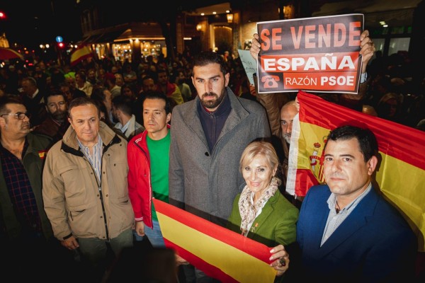 Vox vuelve a clamar contra Sánchez ante la sede del PSOE en Murcia tras conocer el pacto con Junts