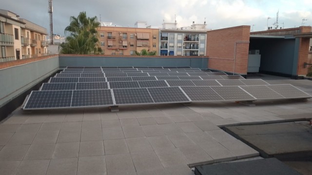 Justicia finaliza la instalación de 61 paneles solares para autoconsumo en la sede judicial de Carlet 