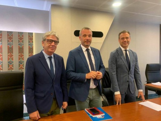 El PP se desmarca de Vox y su reforma contra las ayudas a patronal y sindicatos: 