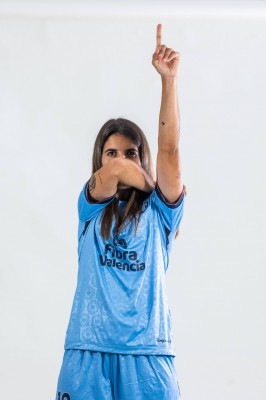 Alba Redondo, Méndez y Lloris firman autógrafos antes del derbi del domingo
