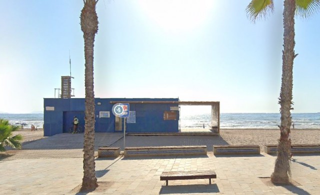 Alicante acondiciona la Playa de San Juan: mejoras en un botiquín y nuevos accesos en la calle Nudo