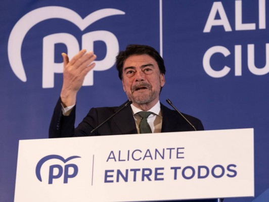 El PP de Alicante se suma a la campaña nacional con una concentración frente a la amnistía