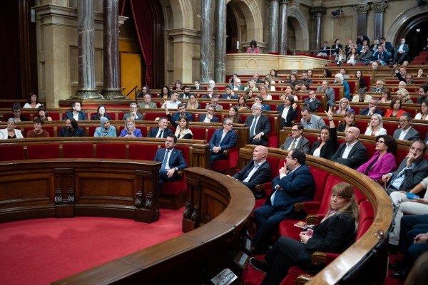 El Parlament rechaza la moción de la CUP de ley de referéndum con la abstención de ERC y Junts