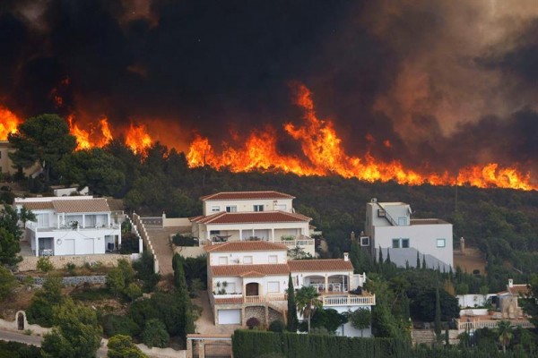 El incendio de Xàbia arrasa la Granadella y quema varias viviendas