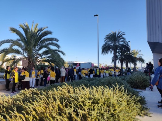 Trabajadoras de Limpiezas SCT siguen las protestas en Elche ante los impagos y advierten de embargos a la empresa