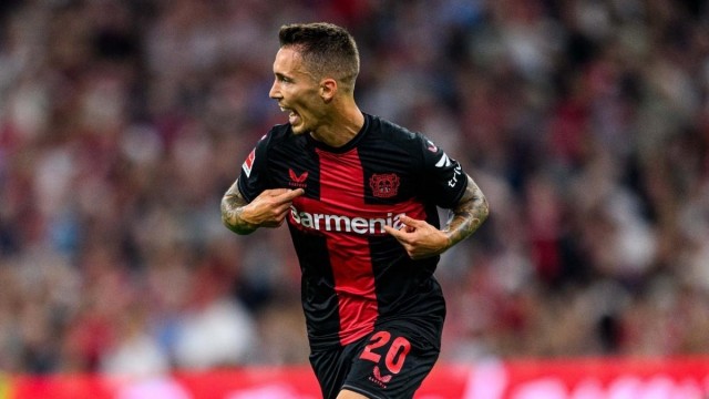 El valenciano Grimaldo, uno de los laterales más decisivos de Europa