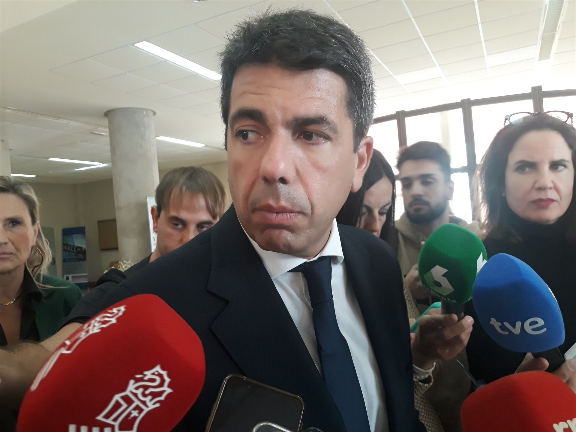 Mazón dice que se está reabriendo un proceso para cubrir las necesidades de efectivos para extinguir incendios