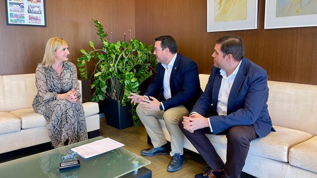 Casabó traslada a Pradas las prioridades de Vila-real en materia de conexiones y competitividad 