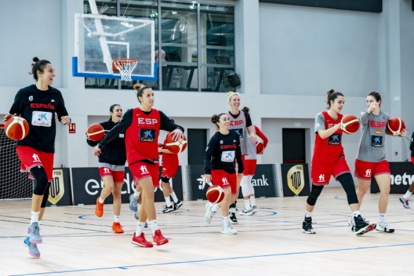Cinco jugadoras 'taronja' empiezan el camino al Eurobasket Women 2025