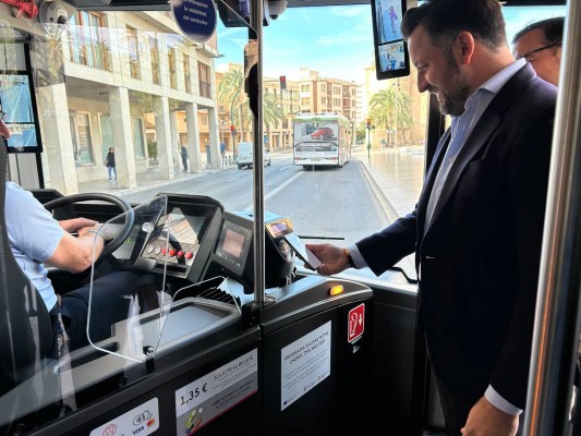 Elche activa el pago con tarjeta bancaria en los autobuses urbanos