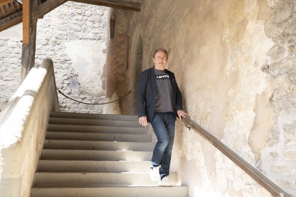Marc, un paciente de 62 años con Parkinson, vuelva a caminar gracias a una neuroprótesis
