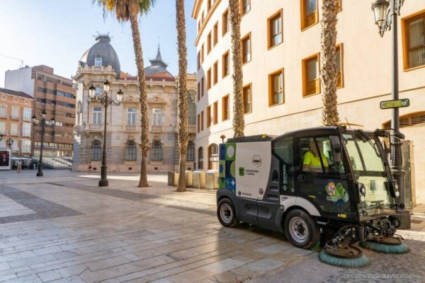 Lhicarsa se enreda con el Ayuntamiento y con sus trabajadores, mientras enfada a los vecinos de Cartagena con un deficiente servicio de limpieza

