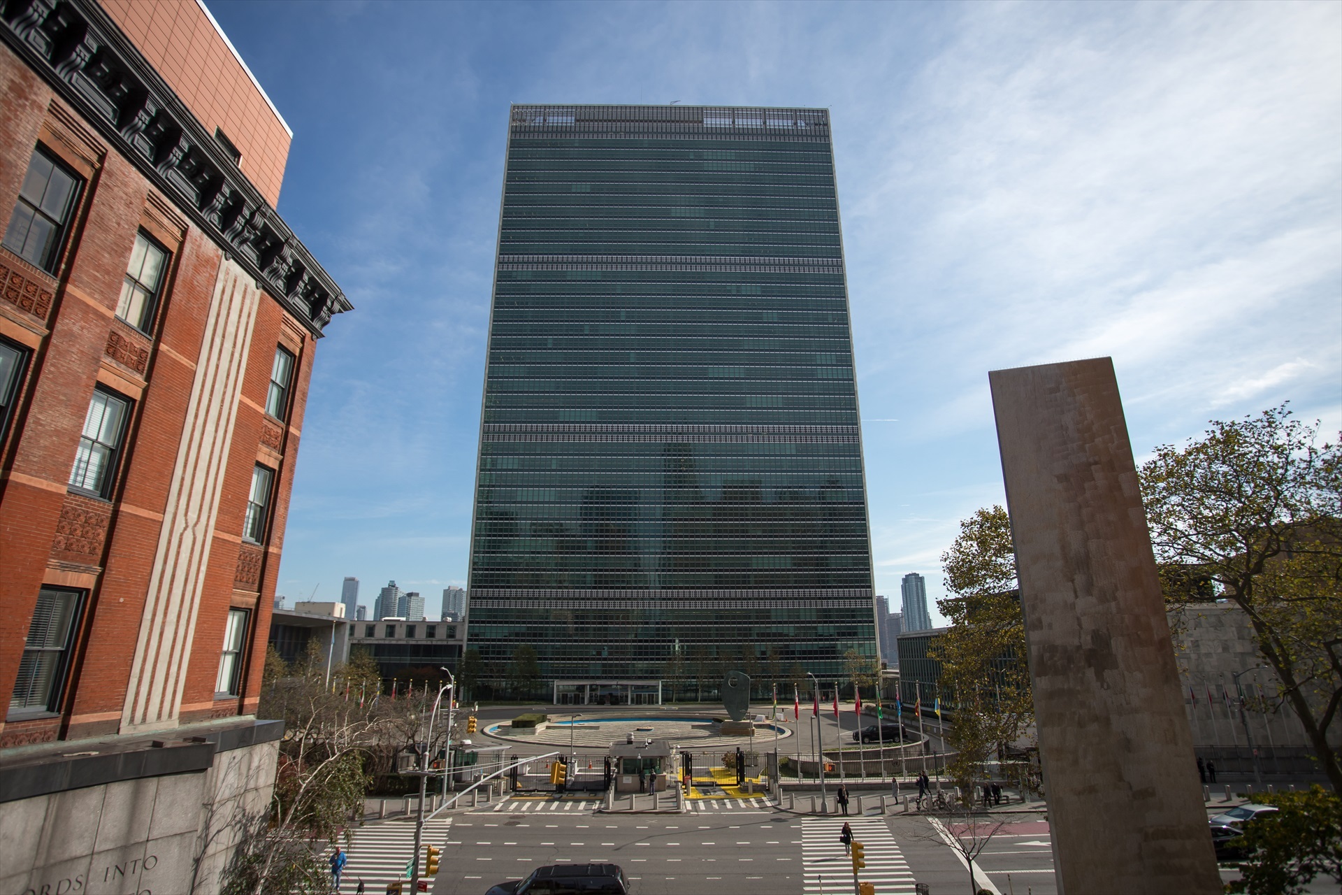 Manifestantes protestan frente a la sede de la ONU en Nueva York en apoyo a los rehenes de Hamás