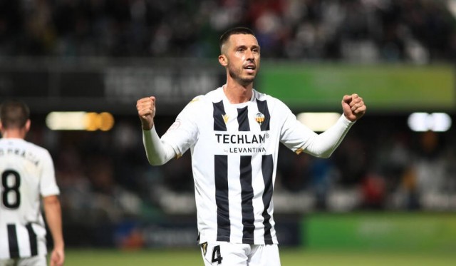 Medunjanin, un hombre-gol para Schreuder