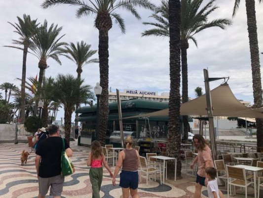 Los gestores del quiosco 'Peret' ganan tiempo: Alicante logra notificar el desalojo a la tercera