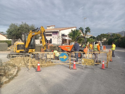 El Ayuntamiento de l'Alfàs del Pi renueva las infraestructuras hidráulicas en la calle Sauce