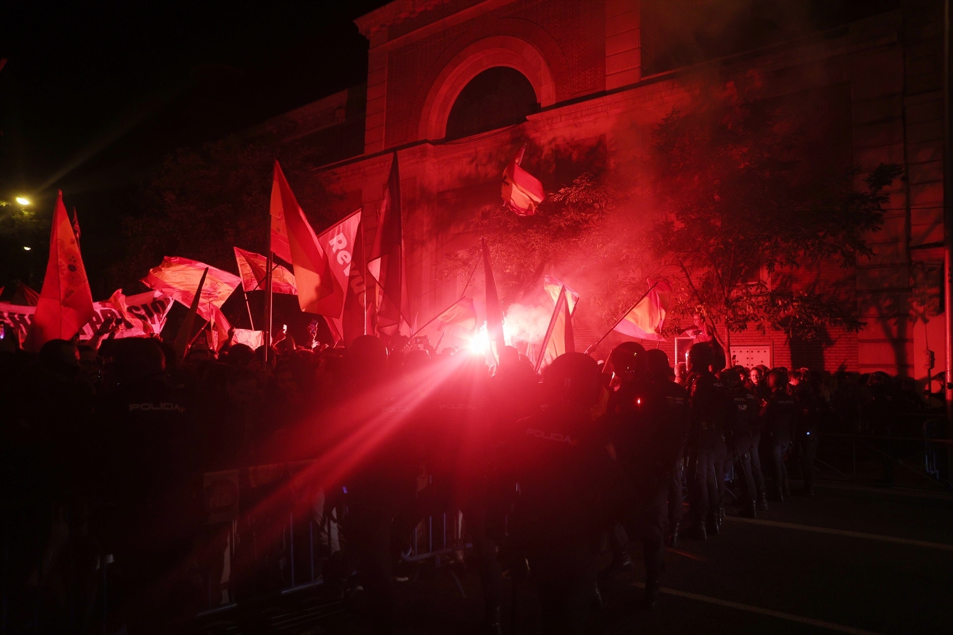 Manifestación en la sede del PSOE en Madrid el lunes 6 de noviembre. Foto: RICARDO RUBIO/EP - 