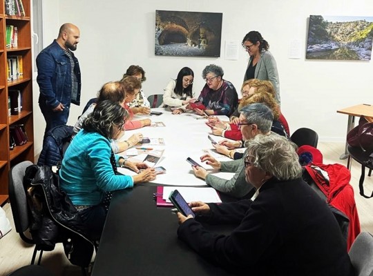 Canet Lo Roig forma a las mujeres del municipio en el uso y las posibilidades de los teléfonos móviles
