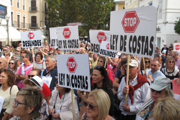Costas señala en Dénia los 10.000 metros que pierde Les Deveses ante el malestar de los propietarios