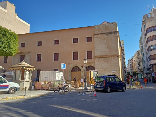 Comienzan en Elche las obras para homogeneizar el pavimento de todo el entorno de la plaza Eres de Santa Llúcia