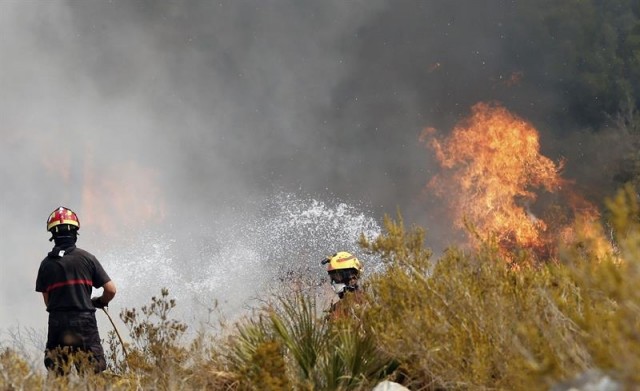Estabilizarán en horas el incendio de Xàbia y ahora preocupa el de Bolulla