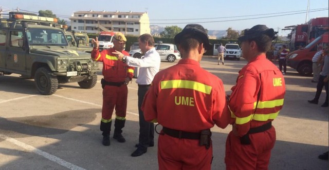 Desalojadas un centenar de personas por el incendio de Bolulla en el que ya actúa la UME