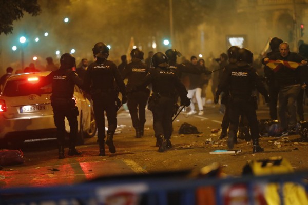 Dos detenidos y cargas policiales en la concentración en Ferraz contra la amnistía