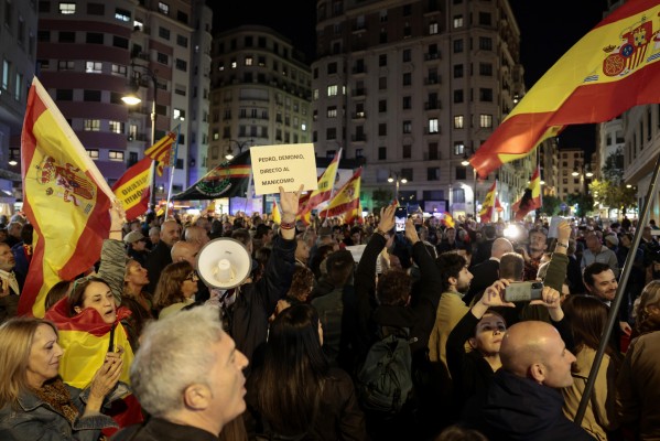 Varios centenares de personas se concentran ante la sede del PSPV para protestar por la amnistía