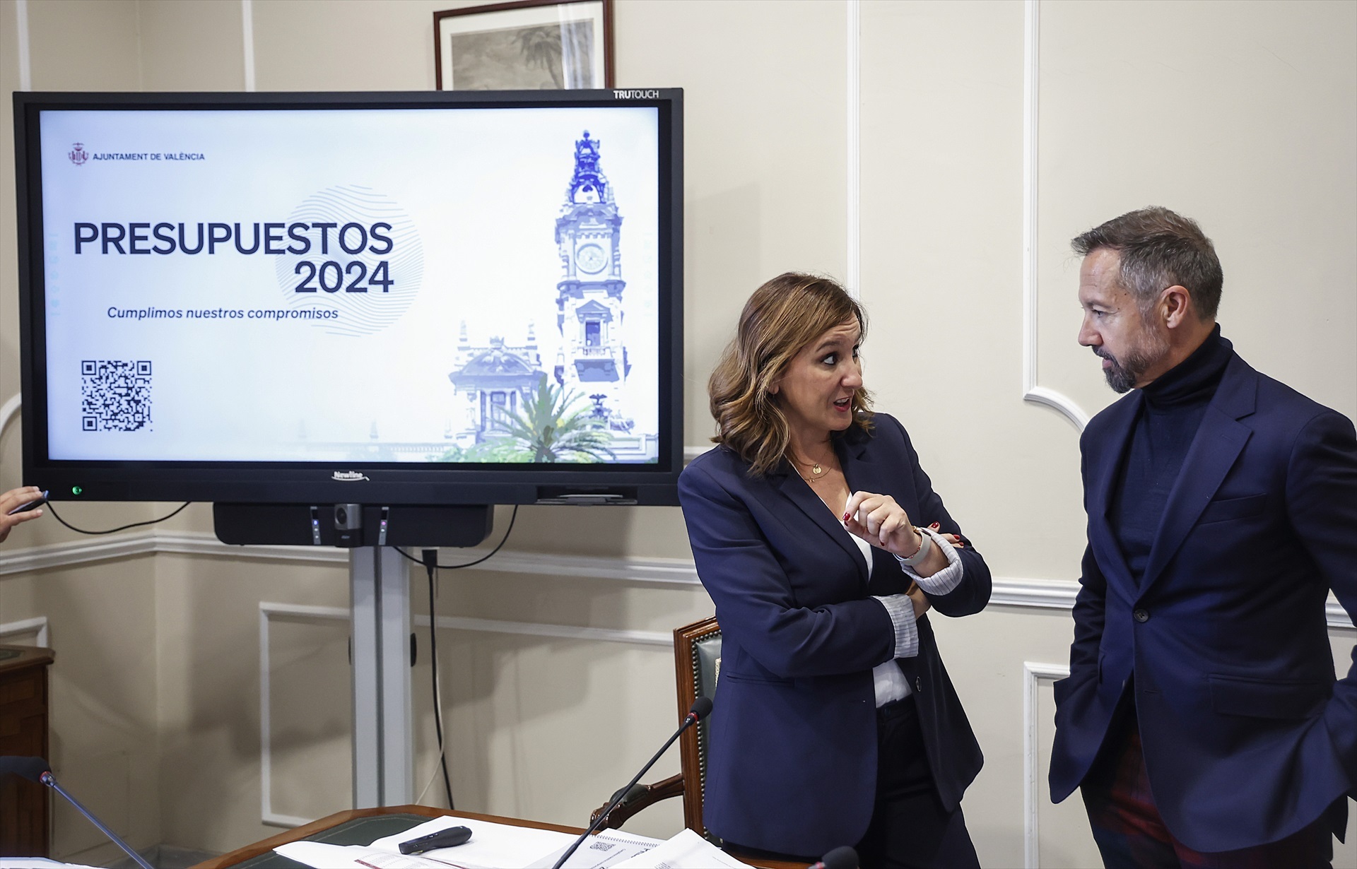 María José Catalá y Juanma Badenas, este lunes en el Ayuntamiento. Foto: EP/ROBER SOLSONA - 