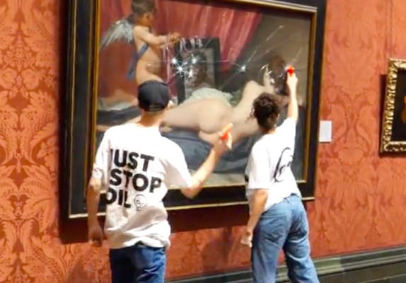 Dos activistas climáticos atacan a martillazos la 'Venus del espejo' de Velázquez