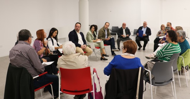La Xarxa d'Alcaldies acuerda con la Plataforma por la Sanidad Pública vigilar la reversión