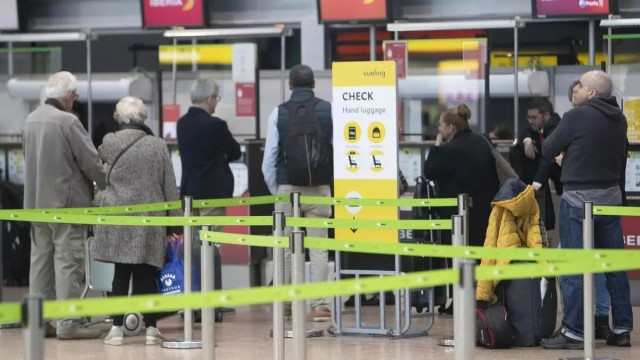 Air Nostrum compensará a los pasajeros que se quedaron en tierra en Vigo por embarcar a jugadores del Sevilla