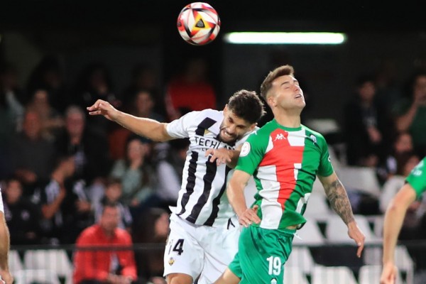 El Alcoyano planta batalla, pero cae derrotado
