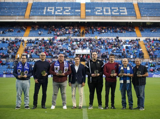 Homenaje del Hércules y del público del Rico Pérez a la Comisión del Centenario