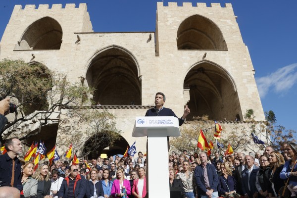 Mazón anima a los vecinos de Montitxelvo en 