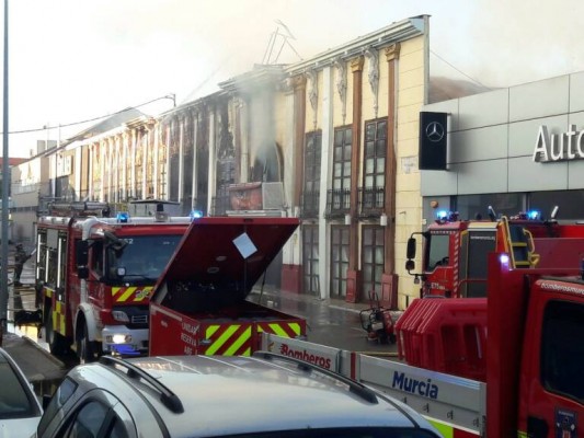 Cierran otra discoteca en Atalayas por un fuego en un cuadro eléctrico del exterior del local
