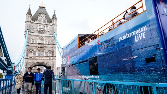 Una treintena de asociaciones, municipios y empresas se promocionan en la feria de Londres