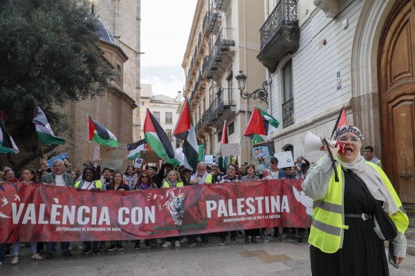 Manifestantes reclaman en Valencia el alto el fuego y denuncian que gobiernos 
