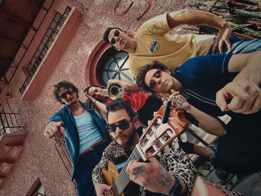 'Quién me salva', una rumba enérgica que viaja a las calles de México