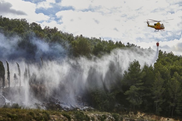 Los medios aéreos se suman al incendio de Montitxelvo y se levanta parte del confinamiento