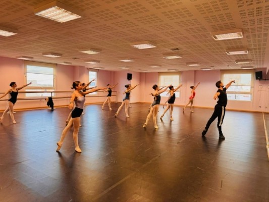 Burriana celebra el Día Mundial del Ballet con una clase magistral a cargo del bailarín Manuel Garzón