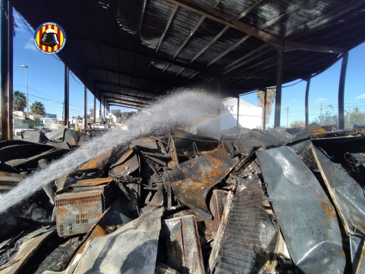 Los bomberos extinguen el incendio industrial que ha calcinado una planta de reciclaje en Sollana