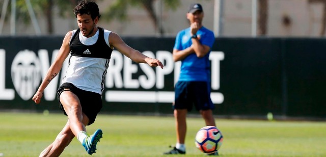 Parejo abandona la sesión por precaución