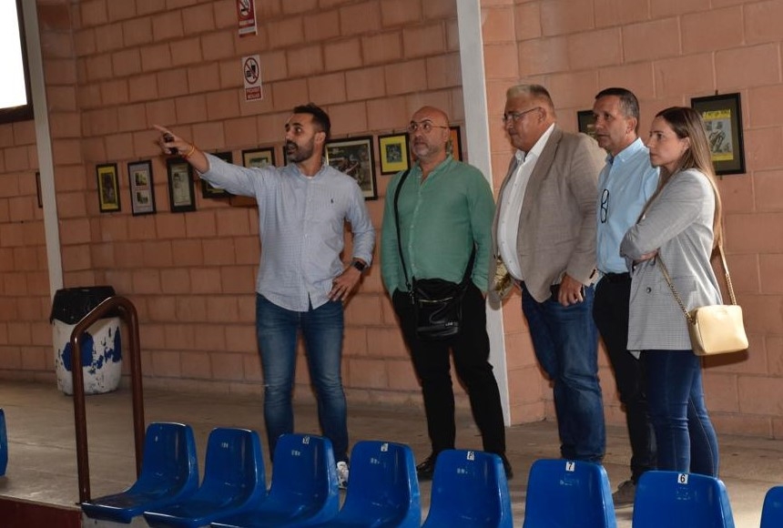 Canals traslada las peticiones de mejora del polideportivo municipal al diputado de Deportes