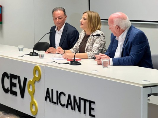 La CEV urge al futuro Gobierno a ampliar el aeropuerto de Alicante-Elche y a unirlo con Benidorm