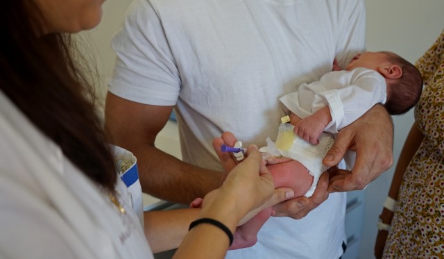 Casi nueve de cada diez recién nacidos han recibido la inmunización contra la bronquiolitis
