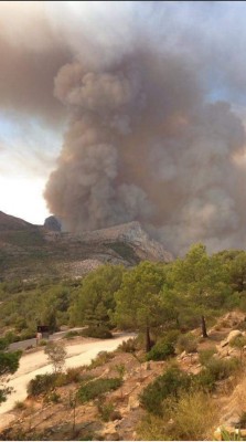 El incendio de Bolulla ya ha sido acotado gracias a la mejor temperatura