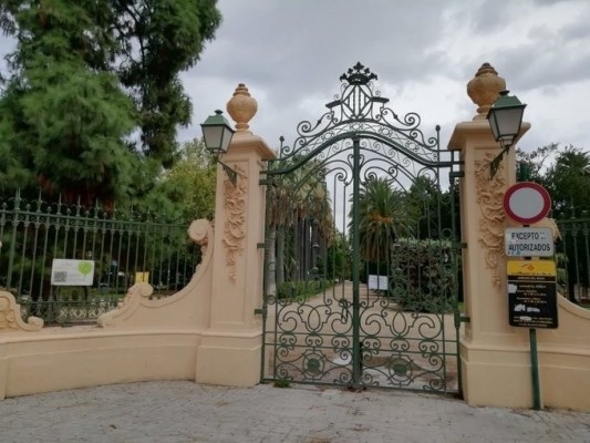 Los parques y cementerios de València permanecen cerrados por el viento y los trabajos de limpieza